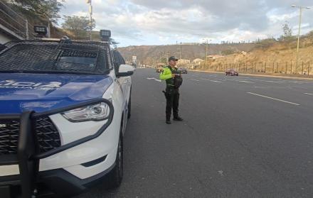 Agentes de la policía vigilan distintos tramos de la avenida Panamericana Norte, a la altura de la comuna San Miguel del Común, para evitar que los manifestantes cierren el tránsito por el paro de la Conaie.