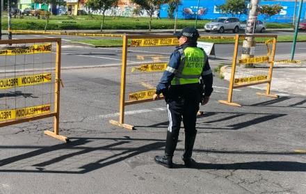 La AMT cerró el paso en un carril, a la salida del túnel Guayasamín, por un derrumbe de tierra.