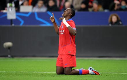 El ecuatoriano Willian Pacho anota y emociona al PSG en Champions