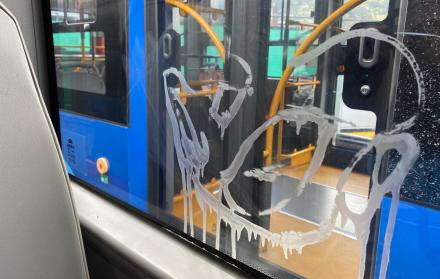 La persona que atacó el trolebús lanzó ácido en una de las ventanas de la unidad de transporte municipal.