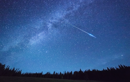 Destellos de la lluvia de estrellas Oriónidas iluminan el cielo nocturno de octubre.