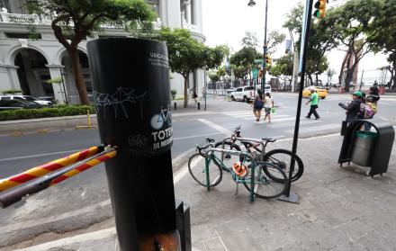 Tótem dañado junto a cicloparqueo en el centro de Guayaquil