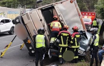 Un camión se viró y cayó sobre una camioneta, tras un accidente en la av. Simón Bolívar, en Quito.