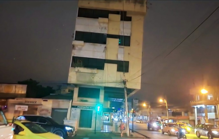 El edificio ‘El Inmortal’, en el centro de Machala, resistió nuevamente un fuerte sismo sin daños visibles.
