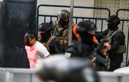 Rolando Federico Gómez Quinde, alias Fede, llegó al edificio Montecristi, en Guayaquil, custodiado por militares y policías