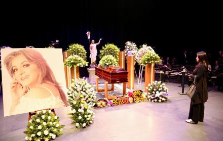 Admiradores y familiares acompañan la velación de Paulina Tamayo en Quito, tras su fallecimiento.