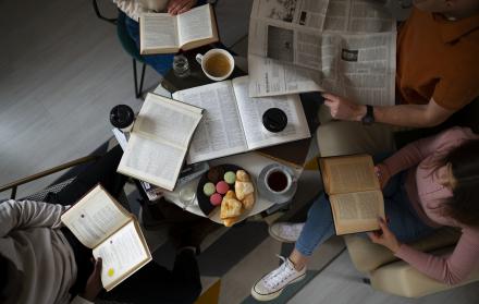 gente-en-la-biblioteca-leyendo-y-aprendiendo-de-libros