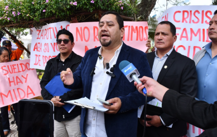 Germán Atocha Hidalgo, presidente de la Asociación de Empleados del Municipio de Zapotillo, denuncia los cuatro meses de atraso en el pago de sueldos y exige al Gobierno Nacional soluciones inmediatas.