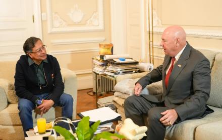 Gustavo Petro y John McNamara