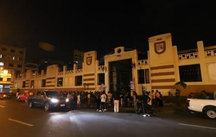 Vendedores y guardias trabajaron para apagar el fuego antes de la llegada de bomberos.