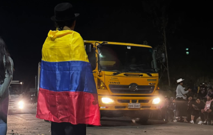 Maquinaria del Ministerio de Transporte despeja la vía Loja–Cuenca en Saraguro tras paro nacional.