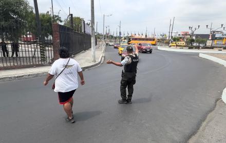 policía dirige el tránsito en Durán