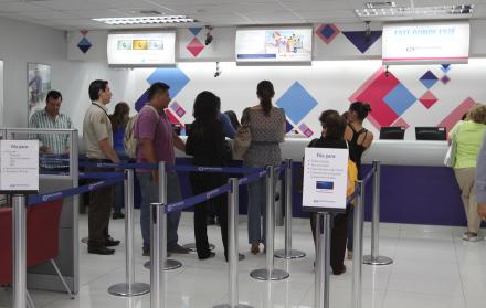 CLIENTES DEL BANCO DE GUAYAQUIL HACEN FILA PARA REALIZAR TRANSACCIONES.