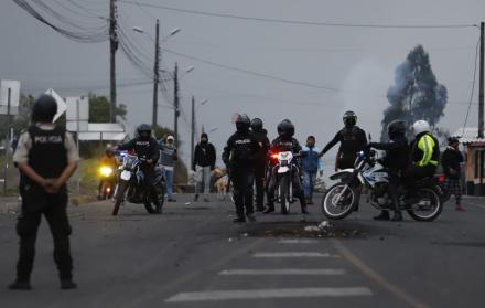 Desde la tarde del 22 de octubre, luego del cese del paro anunciado por la Conaie, policías y militares han intentado despejar todas las vías de Imbabura.