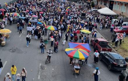 Indígenas de la provincia de Imbabura protagonizaron una marcha pacífica, mientras las actividades comienzan a reactivarse.