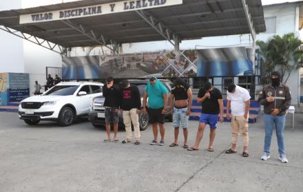 Seis hombres fueron detenidos tras un operativo en el que se hallaron armas ocultas en electrodomésticos.