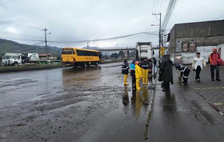 El ECU 911 informó que la obstrucción de alcantarillas y sumideros provocó la inundación de la av. Panamericana Sur.