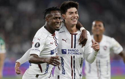 Leonel Quiñónez y Gabriel Villamil en el festejo del primer gol de Liga de Quito ante Palmeiras.