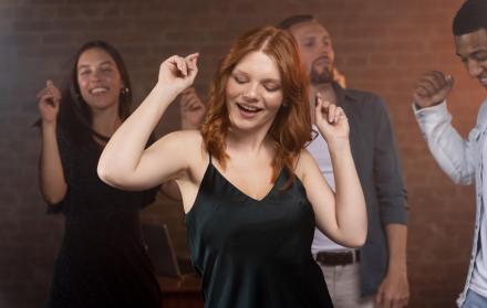 cerca-de-gente-bailando-en-el-club