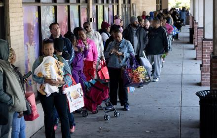 fila para recibir alimentose en Maryland