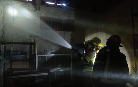 bomberos en incendio de Guayaquil