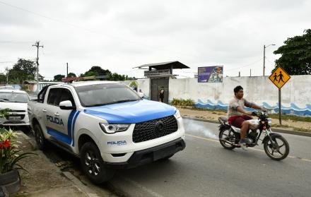 policía en escuela de Pasaje