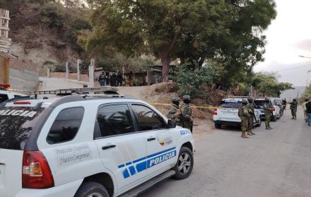 Presencia policial y militar en los exteriores de la cantina donde ocurrió la masacre en Rocafuerte.