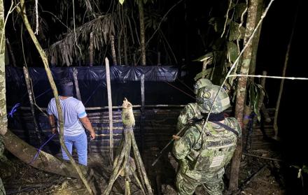 Durante un operativo militar en el cantón Shushufindi, provincia de Sucumbíos, localizaron una piscina clandestina con 10.000 galones de gasolina blanca.