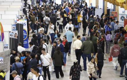 En la Feria del Empleo en Quito hubo gran cantidad de jóvenes, con títulos de tercer nivel; también despedidos del servicio público.