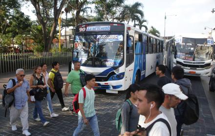 peatones y transporte público