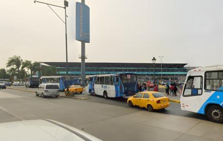 andenes de buses en terminal terrestre de Guayaquil