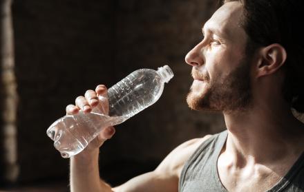 fuerte-deportista-en-el-gimnasio-de-agua-potable