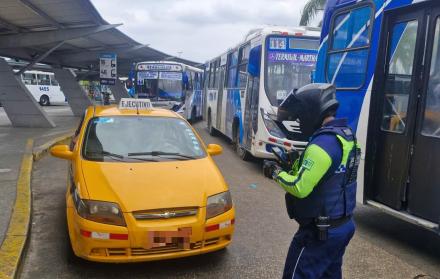 agente ATM multa taxis en terminal de Guayaquil