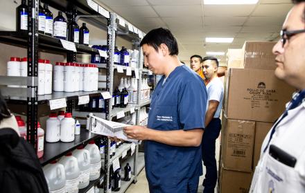 Primer lote de medicamentos del IESS llega a Quito.