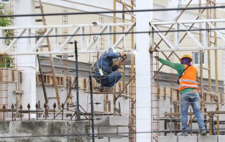 Dos personas trabajan en una obra de construcción