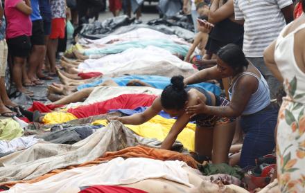 mujer observa un cuerpo