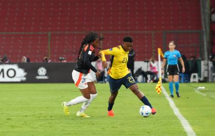Jugadoras de Ecuador y Colombia femenino disputando un balon