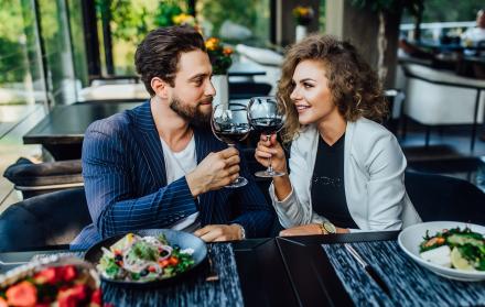 hombre-con-mujer-sentada-la-mesa-en-la-cafeteria-bebiendo-vino-tinto