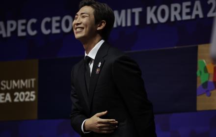 Kim Nam-joon, mejor conocido como RM, líder del grupo de k-pop BTS, hace una reverencia tras pronunciar su discurso durante la Cumbre de Directores Ejecutivos de APEC Corea 2025 en Gyeongju, Corea del Sur. APEC CEO Summit Korea (15397153)