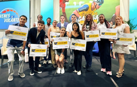 En la entrega de los vehículos y las becas, donadas por Suzuki.