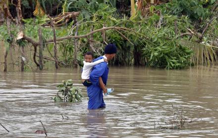 hombre cruzando un río en Cuba
