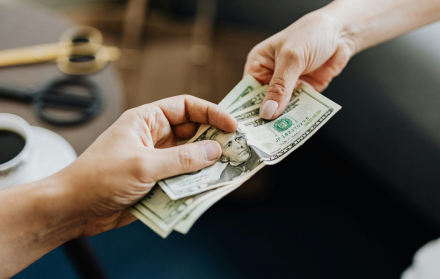 El Bono de Desarrollo Humano en Ecuador entrega 55 dólares cada mes a familias en situación de pobreza.