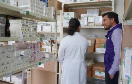 El ministro de Salud, Jimmy Martin, en el Hospital Básico de Sangolquí.