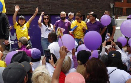 Las asambleístas de ADN, Inés Alarcón, Natali Morillo, entre otras, dirigieron una caminata de apoyo a la consulta popular de Daniel Noboa.