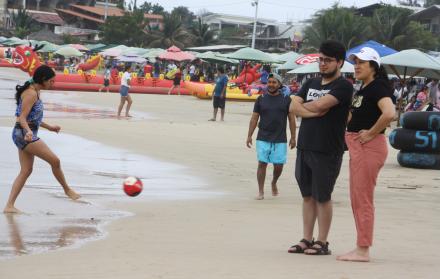 Los balnearios de Santa Elena empezaron a recibir a los miles de turistas que han acudido a disfrutar de las playas.