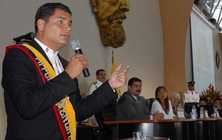 Un grupo de 23 juristas, entre ellos el exministro José de La Gasca, planteó redactar una nueva Constitución que no sea al gusto de los políticos y del gobierno de turno.