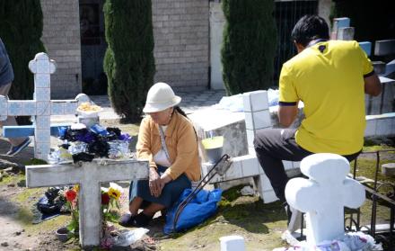 Comunas de Calderón mantienen viva la costumbre de recordar a los difuntos con rituales ancestrales.