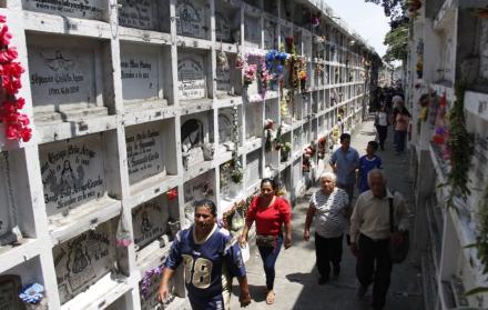 Miles de ciudadanos llegaron a los cementerios de Guayaquil en el Día de los Difuntos.