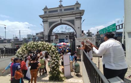 Visitantes recorren el cementerio patrimonial de Guayaquil en el Día de los Difuntos.
