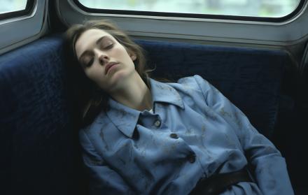 mujer-de-angulo-alto-durmiendo-en-el-transporte-publico